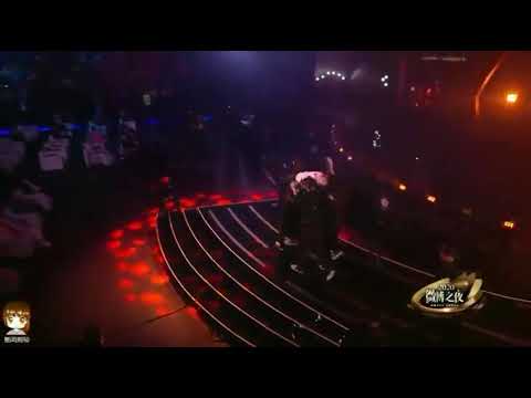 THE WAY HE ENTERED!!!!! YIXING PERFORMANCE OF THE NIGHT PLEASE 😭😭😭😭