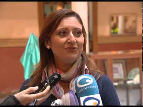 Artesanas del encaje de bolillos muestran el trabajo de un año