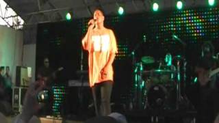 Stan Walker Taupo 2 2011 sings Bob Marley's "Three little Birds"