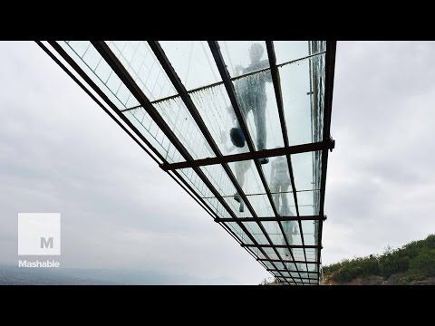 Najdlhší sklenený most v Číne