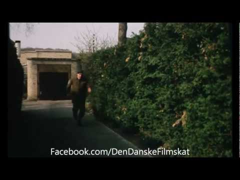 Piger i trøjen 2 (1976) - Vasby (Dirch) i karambolage med garageport