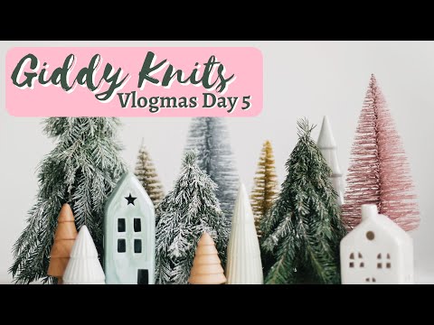 Vlogmas Day 5🎄Dyeing Grinch Yarn🎄Giddy Knits