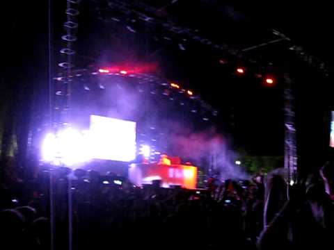 1 Armin Van Buuren playing Oceanlab vs. Gareth Emery - On a Metropolis Day. Monster Massive 10/31/09