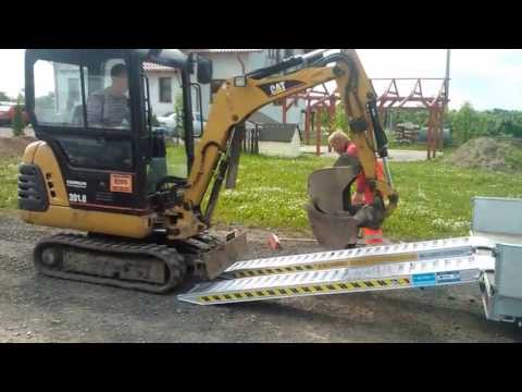 Najazd mini koparki na przyczepe po najazdach, rampach aluminowych www.MATRAIL.com