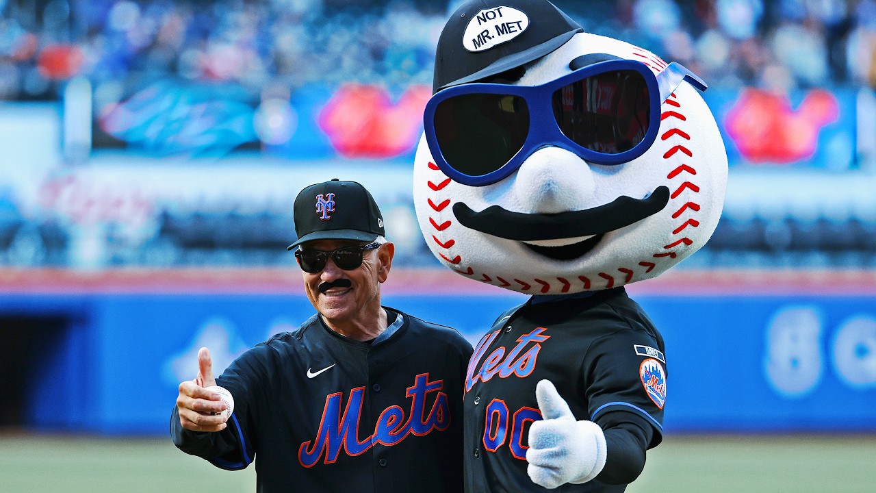 Bobby Valentine throws out the first pitch ... in disguise? 🥸