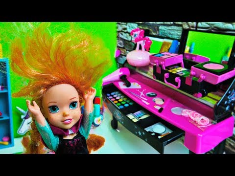 Elsa and Anna toddlers at the hair salon