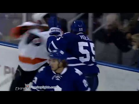 Wayne Simmonds vs Korbinian Holzer Sep 22, 2014