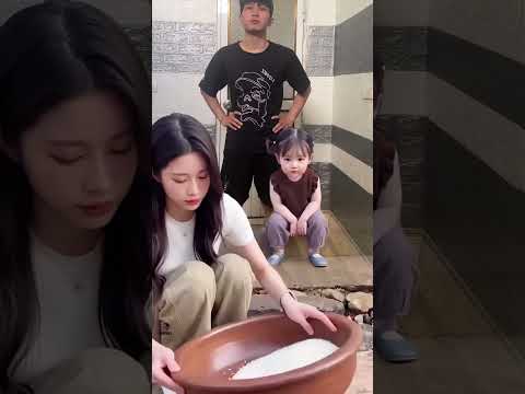 Baby's Hilarious Dance Routine Behind Mom's Back 😂 엄마 몰래 춤추는 아기의 치명적인 댄스 😂