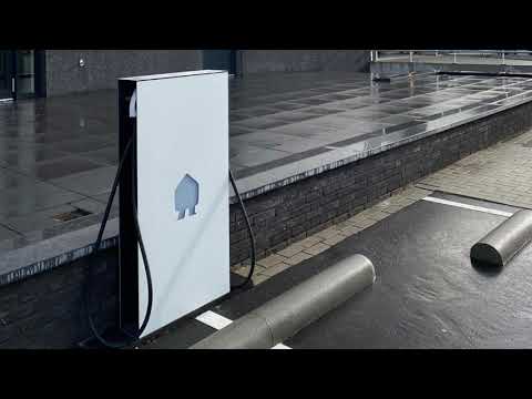 Video afspelen. De video opent in een sub-venster en begint meteen met spelen indien toegestaan.