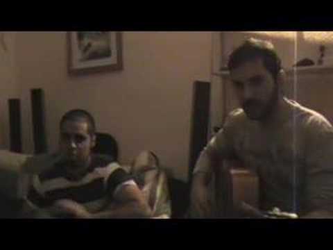 CON LA MANO LEVANTA MACACO Y MINGO