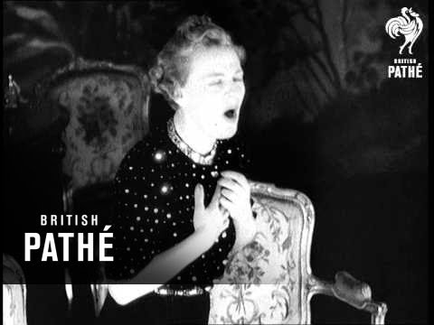 Gracie Fields Entertains The Troops (1939)