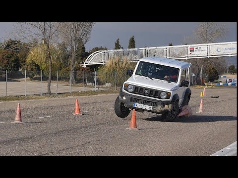 Suzuki Jimny 2019 – Maniobra de esquiva (moose test) y eslalon | km77.com