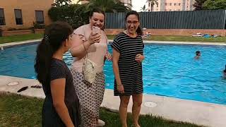 Lucia se encuentra a María en la piscina