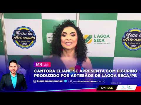 Cantora Eliane de apresenta com figurino produzido por artesãos de Lagoa Seca/PB