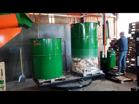 Mit dem PackFix wird am Hof von Fam. Hofegger Brennholz zum Trocknen gewickelt