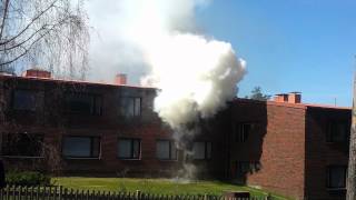 preview picture of video 'Tulipalo ( Fire ), Lauttasaari, Katajaharjuntie, 22.4.2012'