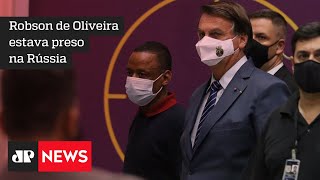 Bolsonaro recebe ex-motorista Robson Oliveira, que estava preso na Rússia