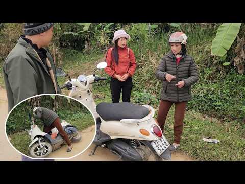 Hong was very worried when she saw Phong's mother had an accident on the road.kj