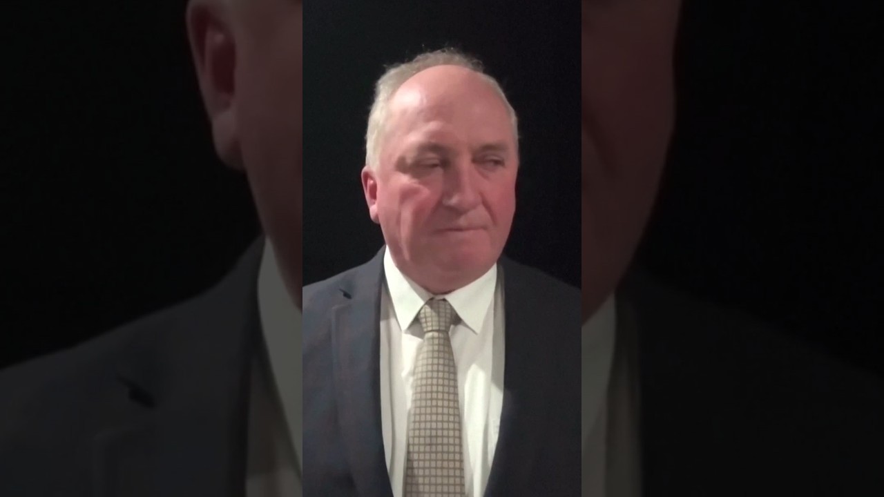 Político australiano le grita a un perro durante un directo en televisión #shorts