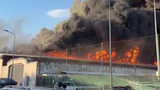 Fiamme altissime in Bovisa a Milano: così l'incendio al deposito in via Don Minzoni