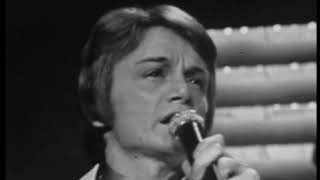 claude françois chante avec ses musiciens en direct