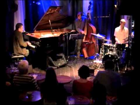 31-05-10 Franck AMSALLEM Trio « AMSALLEM Sings » (Vocal Jazz) CLIP.mp4