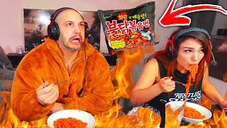 On mange les nouilles les plus piquante du monde en couple c était horrible 