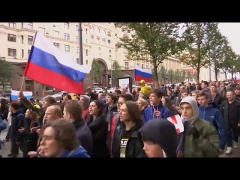 معارضو بوتين يتظاهرون في يوم عيد ميلاده ويطالبونه بالتنحي