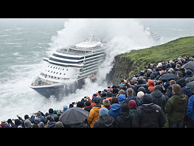 Cruise Ships VS Monster Waves in Mega Storms SDDEFAULT Thumbnail
