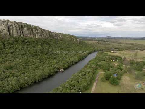 Video aéreo del río Santa Lucía, cerro y laguna de los Cuervos, Lavalleja M3 12550 74