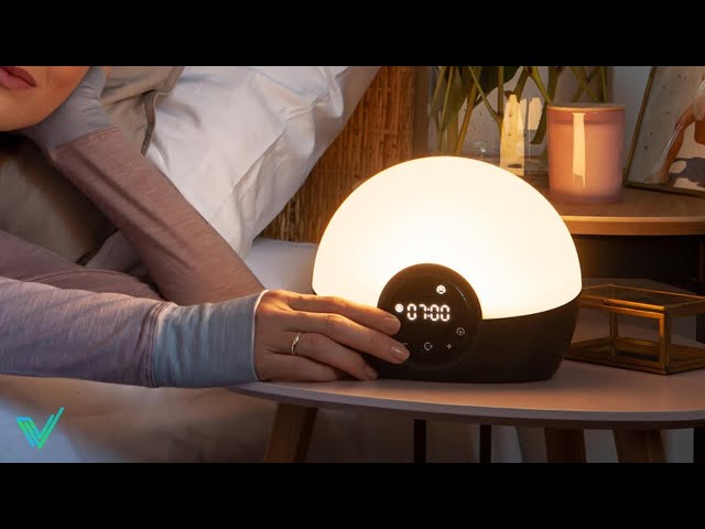 Vídeo relacionado con TFA Dostmann despertador de luz digital con lámpara de luna, luz nocturna 60.2053, luz nocturna con despertador, sonido blanco, sonido natural, ayuda para dormir, 2 alarmas, gris claro, beige
