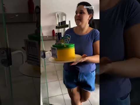 Menino joga bolo com tema de Lula no chão e se surpreende ao receber outro de Bolsonaro