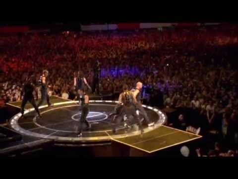 para bailar un ratito e ir preparando los motores....un tema algo viejito remixado 