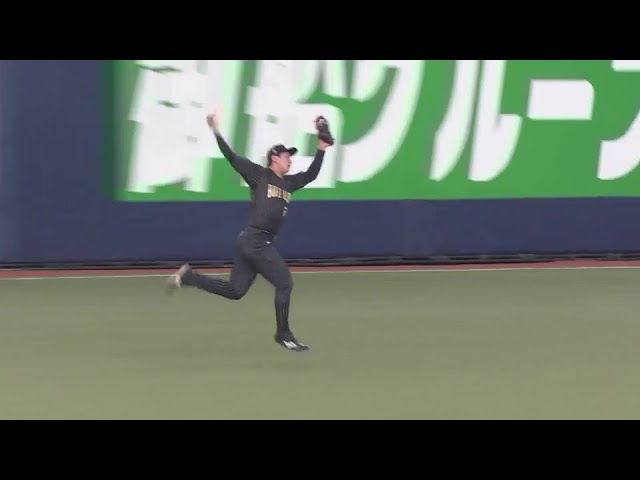 【7回表】ここも守備範囲!! バファローズ・紅林弘太郎 後ろ向きにキャッチし出塁を防ぐ!!  2024年5月17日 オリックス・バファローズ 対 東北楽天ゴールデンイーグルス