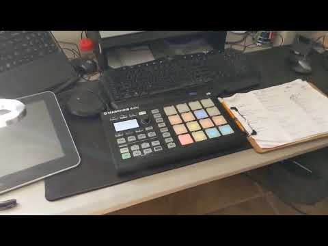 Maschine Mikro Setup and playing a beat