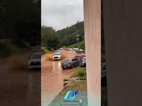 Recebemos imagens de Corumbá de Goiás, na BR-414. Com as chuvas, parte da rodovia ficou