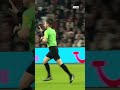 Danny Makkelie en de VAR beoordelen de kopstoot van Edson Álvarez aan Sam Beukema ? #shorts