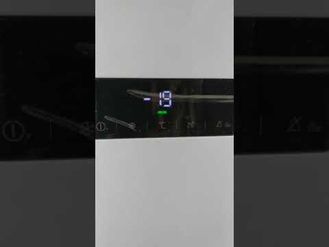 На морозильной камере БЕКО RFNK290E23W по очередно высвечива...