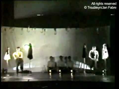 Απόσπασμα από την παράσταση Het is theater zoals te verwachten en te voorzien was [Είναι θέατρο όπως ήταν αναμενόμενο και προβλέψιμο] (1982) του [[#Jan Fabre [Γιαν Φαμπρ]#]]. Για οκτώ ώρες, όσο διαρκεί μια εργάσιμη ημέρα, οκτώ ερμηνευτές / ερμηνεύτριες επαναλαμβάνουν καθημερινές πράξεις έως την πραγματική εξάντληση. Έτσι το σωματικό θέατρο φτάνει στα όρια της επιτέλεσης αντοχής.