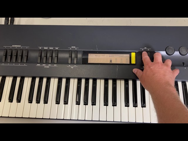 820116 Alesis Quadrasynth Synthesizer (vaatii korjausta/needs repair)
