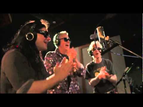 Skrillex   Breakn' a Sweat ft Members of The Doors.wmv