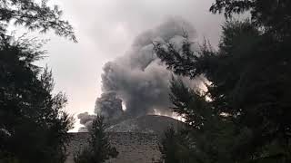 preview picture of video 'Gunung sertung menymburkan abu dan lahara panas'