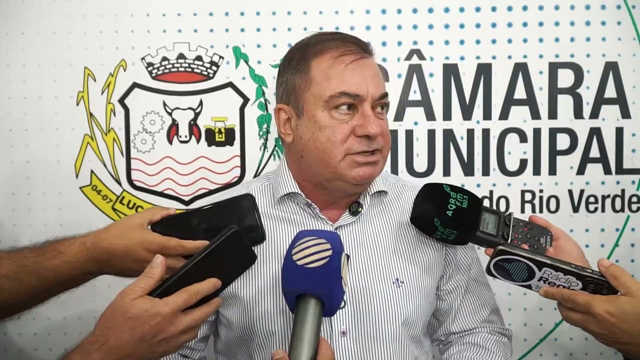 câmara de vereadores realiza sessão com discussão e apresentação de novos projetos.