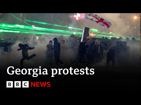 申辦歐盟資格被中止後格魯吉亞發生第五晚抗議活動 | BBC News (Fifth night of protests in Georgia after EU bid suspended | BBC News)