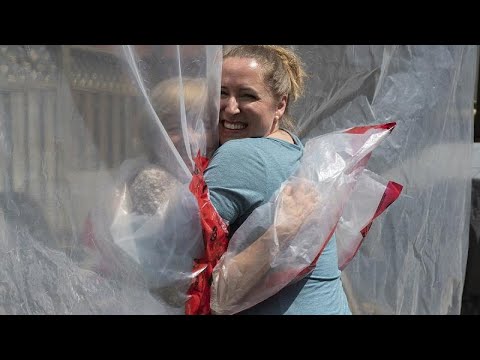 Virales Video: Die geniale Idee der Umarmung mit dem Duschvorhang