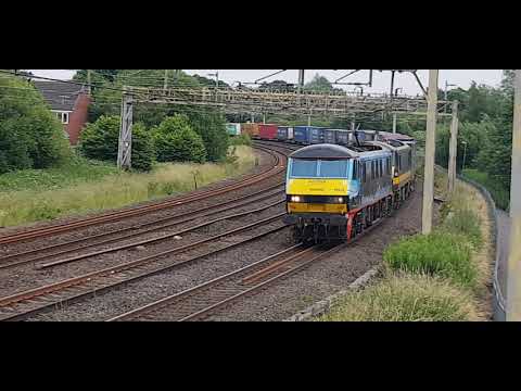 4S47 - DB90's - Malcolm and Bumblebee1 bang on time through the Curve in Stafford - 90024 & 90026