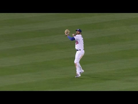Van Slyke makes catch, cuts down Yelich