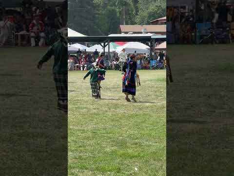 KANADA, Ontario, indiánské powwow, soutěžní tanec junioři. Na vlastní oči s CK Periscope Skandinávie