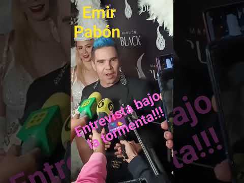 Entre rayos y centellas!!! Emir Pabón da entrevista bajo la tormenta, con agua a cántaros y truenos!