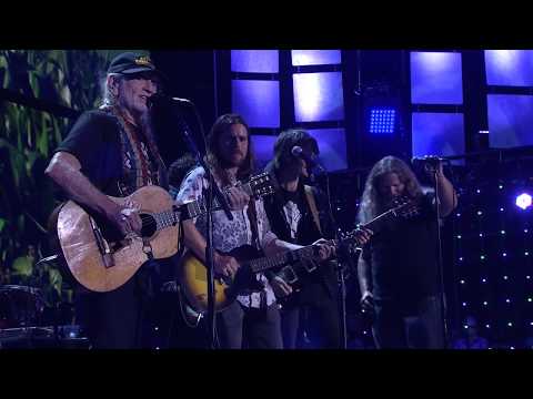 Willie Nelson & Family - Roll Me Up and Smoke Me When I Die (Live at Farm Aid 2017)
